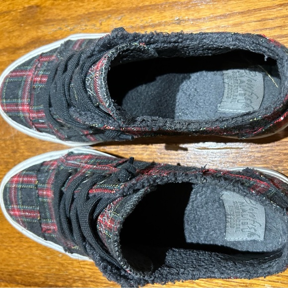 Blowfish plaid size 7 sneakers. Inside lining great for cooler weather - Picture 2 of 7